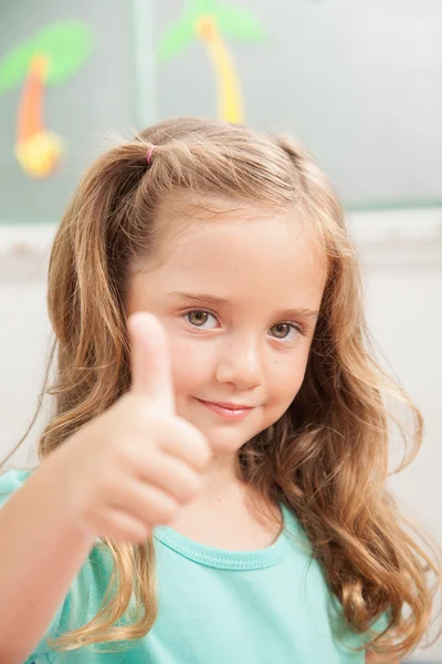 Chica mostrando el pulgar hacia arriba — Foto de Stock