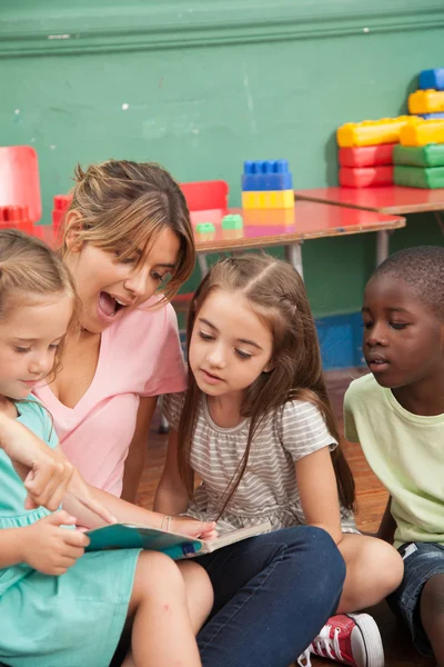Öğretmen kitap okuyor.