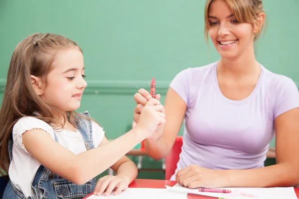 Chica dibujo con su profesor — Foto de Stock