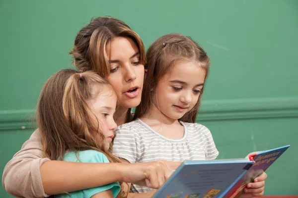 Chicas leyendo un libro — Foto de Stock