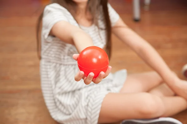 Menina segurando uma bola de plástico — Fotografia de Stock