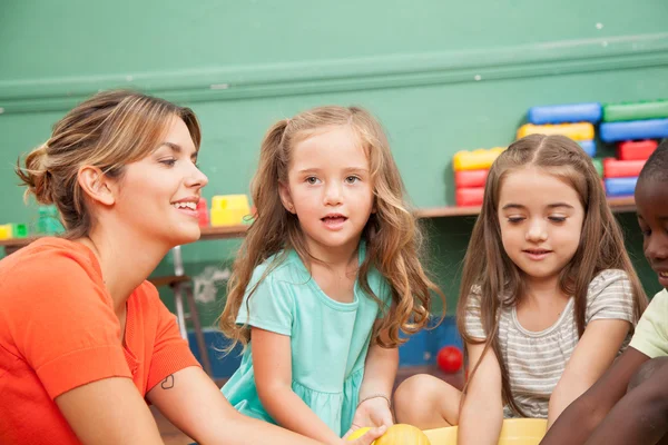 Läraren spelar med klass — Stockfoto