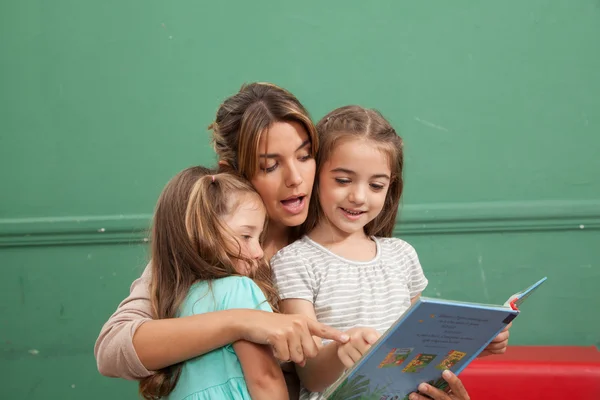 Meninas lendo um livro — Fotografia de Stock