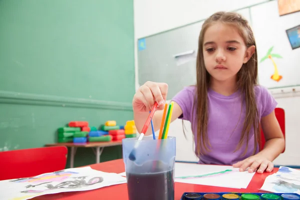 Bambina che disegna un quadro — Foto Stock