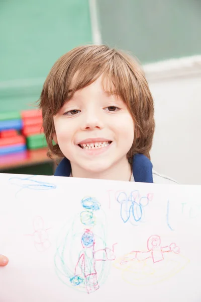 Niño mostrando su pintura — Foto de Stock