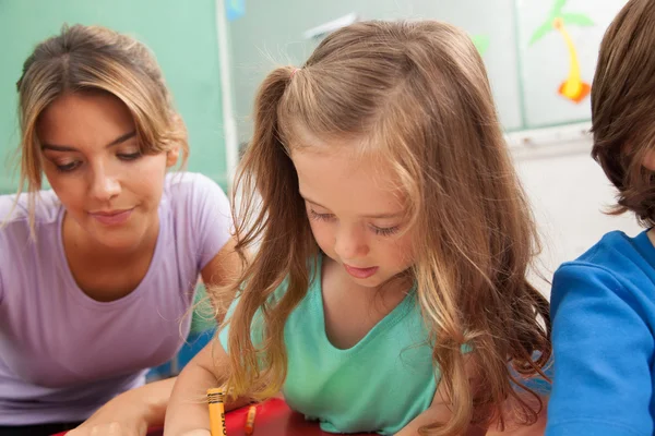 Kinderen tekenen met haar leraar — Stockfoto