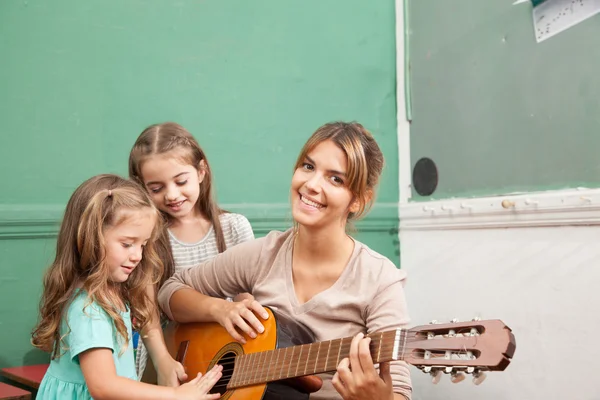 Professeur jouant de la guitare — Photo