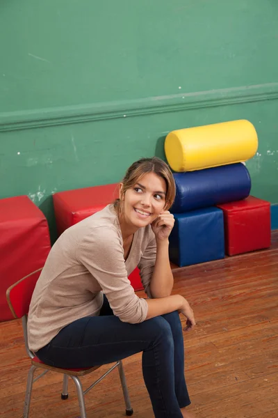 Insegnante seduto nella scuola materna — Foto Stock