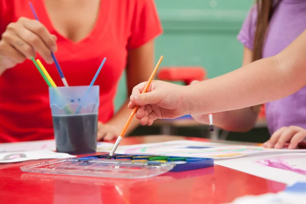 Teacher and girls painting — Stock Photo, Image