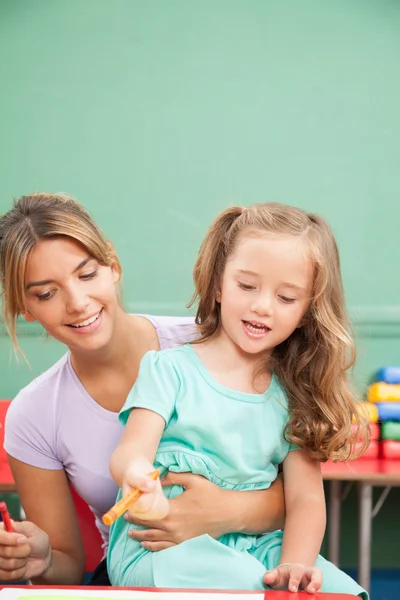 Chica dibujo con su profesor — Foto de Stock