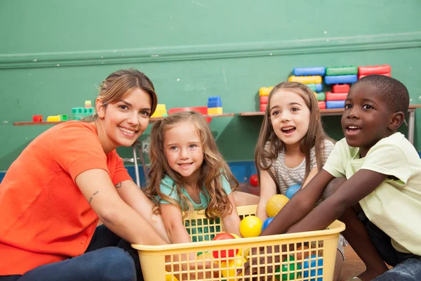 Professor brincando com a classe — Fotografia de Stock