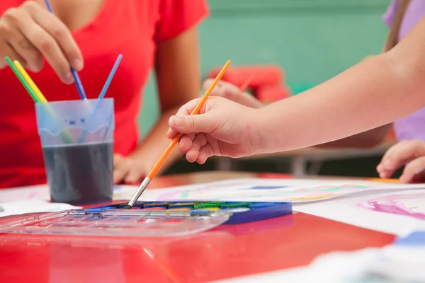 Insegnante e ragazze pittura — Foto Stock