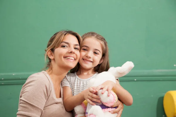 Chica jugando con su profesor — Foto de Stock