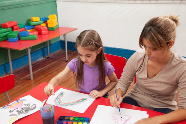 Niña aprendiendo a dibujar — Foto de Stock