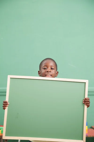 Мальчик, держащий в руках баллончик — стоковое фото