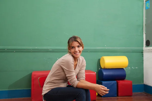 Lehrerin sitzt im Kindergarten — Stockfoto