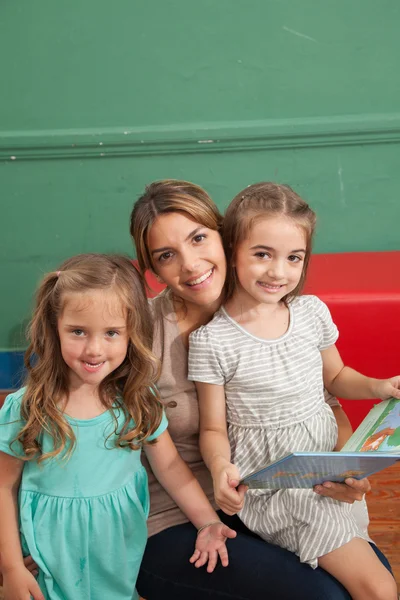 Girls reading a book — Stock Photo, Image