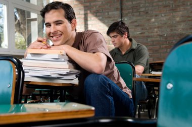 Üniversitesi'nde okuyan erkekler