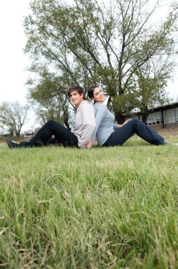 çimlerde oturan Çift