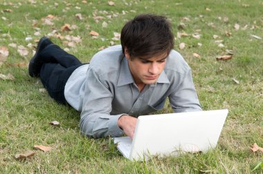 Genç adam çalışıyor.