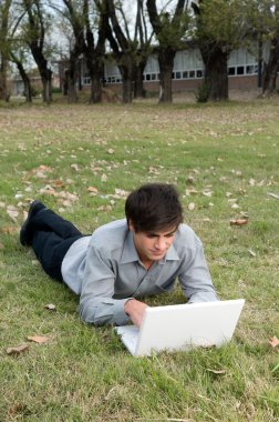 Genç adam çalışıyor.