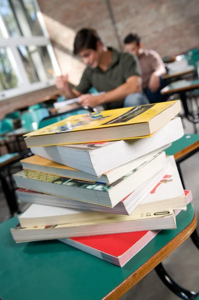 Livros em sala de aula universitária — Fotografia de Stock