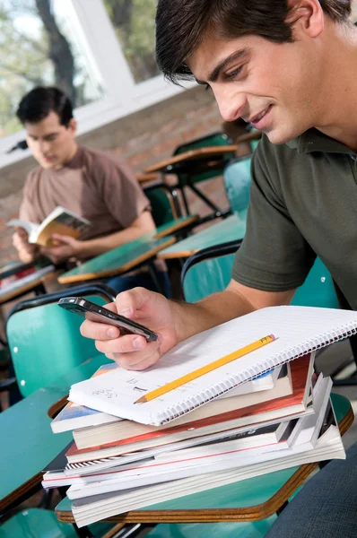 Man använder telefon — Stockfoto