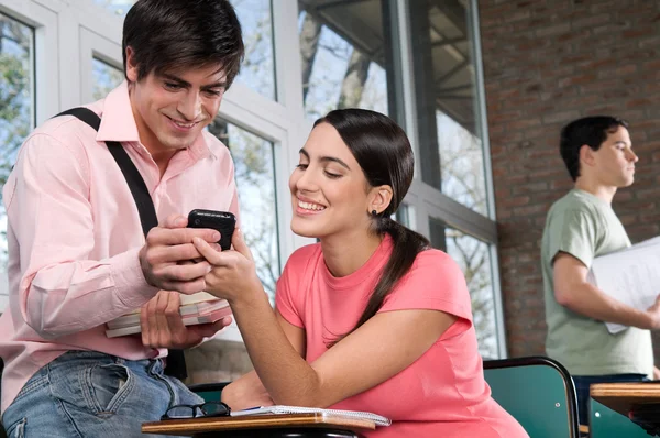 Studenti pomocí telefonu — Stock fotografie