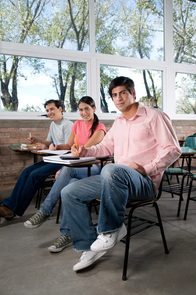 Estudiantes que estudian en el aula universitaria — Foto de Stock