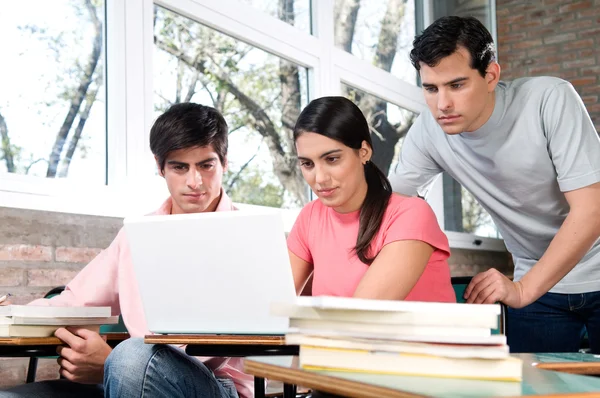 Estudiantes usando el ordenador portátil — Foto de Stock