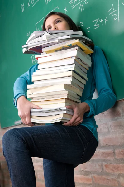 Uczeń posiadający wiele książek — Zdjęcie stockowe