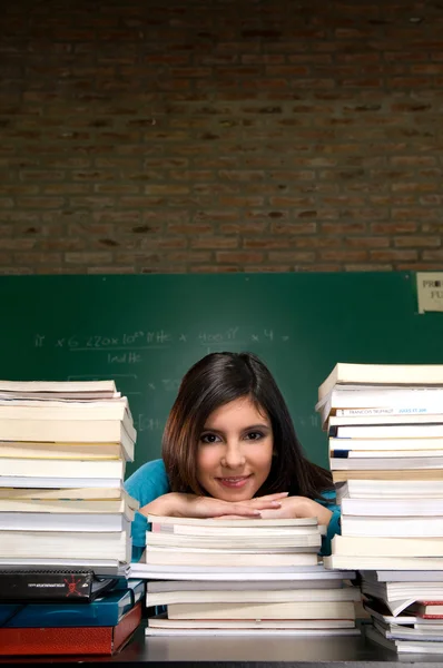 Jovem estudante estudando — Fotografia de Stock