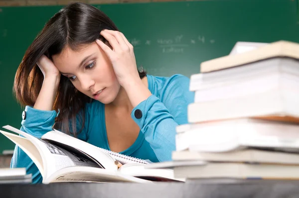 Mujer joven leyendo — Foto de Stock