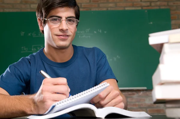 Jovem a estudar — Fotografia de Stock