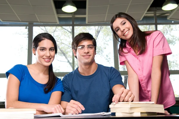 Personas que estudian en la clase —  Fotos de Stock