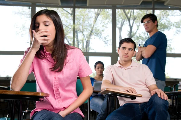 Estudiante bostezando en la clase — Foto de Stock