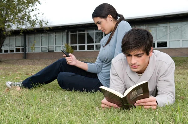 Casal jovem estudando — Fotografia de Stock