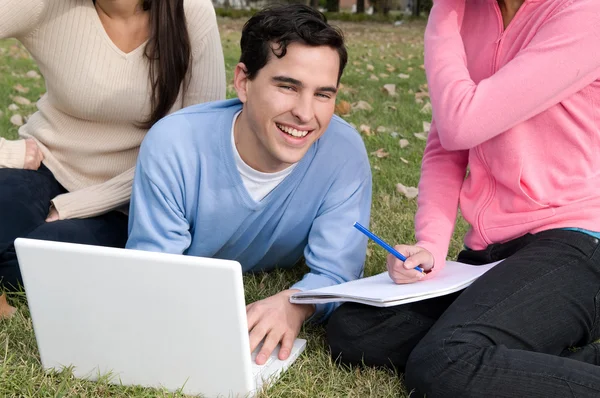 Amigos usando laptop — Foto de Stock