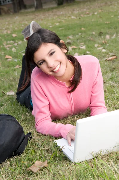 Frau mit dem Notizbuch — Stockfoto