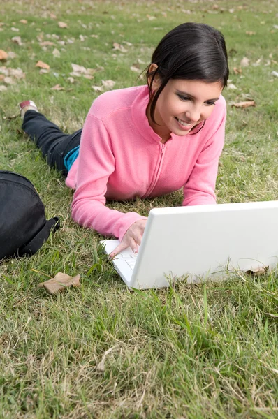 Frau mit dem Notizbuch — Stockfoto