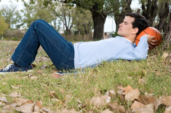 Człowiek spokojny, leżąc na trawie — Zdjęcie stockowe