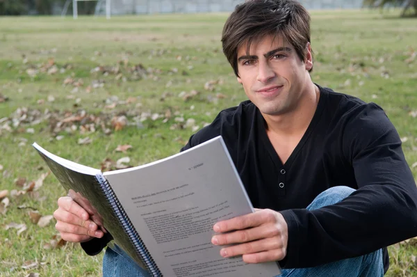 Man studying in the park — Stock Photo, Image