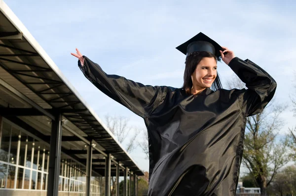 彼女の卒業を祝う幸せな女の子 — ストック写真