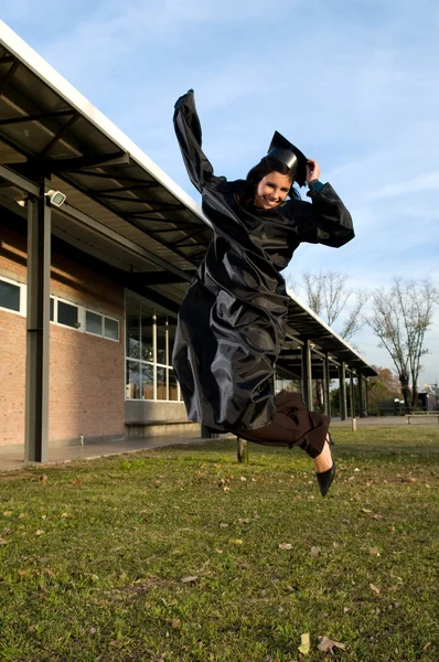 Ευτυχισμένος κορίτσι γιορτάζει την αποφοίτηση — Φωτογραφία Αρχείου