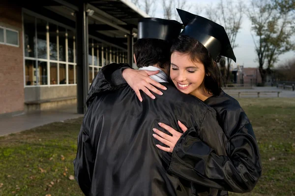 Amici che festeggiano il loro diploma — Foto Stock