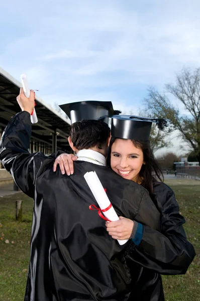 Amis célébrant leur graduation — Photo