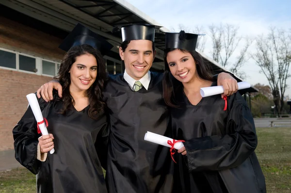 Étudiants célébrant leur graduation — Photo