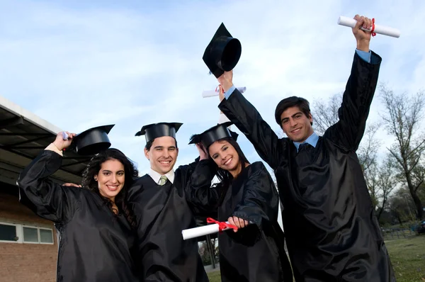 Étudiants célébrant leur graduation — Photo