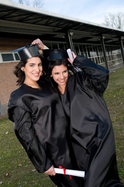 Amici che festeggiano il loro diploma — Foto Stock