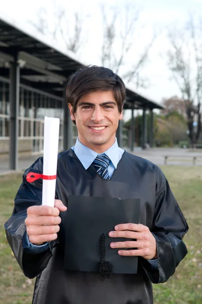 Hombre graduado sonriendo — Foto de Stock